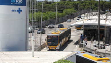Os novos ônibus começaram a circular na Transcarioca na quarta-feira - Fabio Motta/Prefeitura do Rio