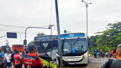 Os dois ônibus batidos em Guaratiba, um deles, faz o transporte de alunos da rede municipal | Imagem: Reprodução Revista ônibus
