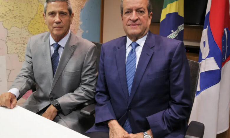 Walter Braga Netto e Valdemar Costa Neto durante convenção nacional do PL, nesta segunda-feira (Natanael Alves/PL/Divulgação)
